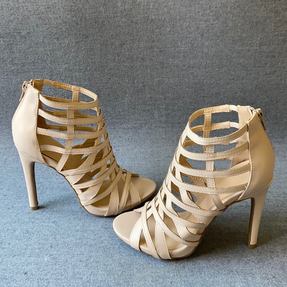 High Heels, size 6, neutral color, 4.5 inch high - Picture 2 of 8